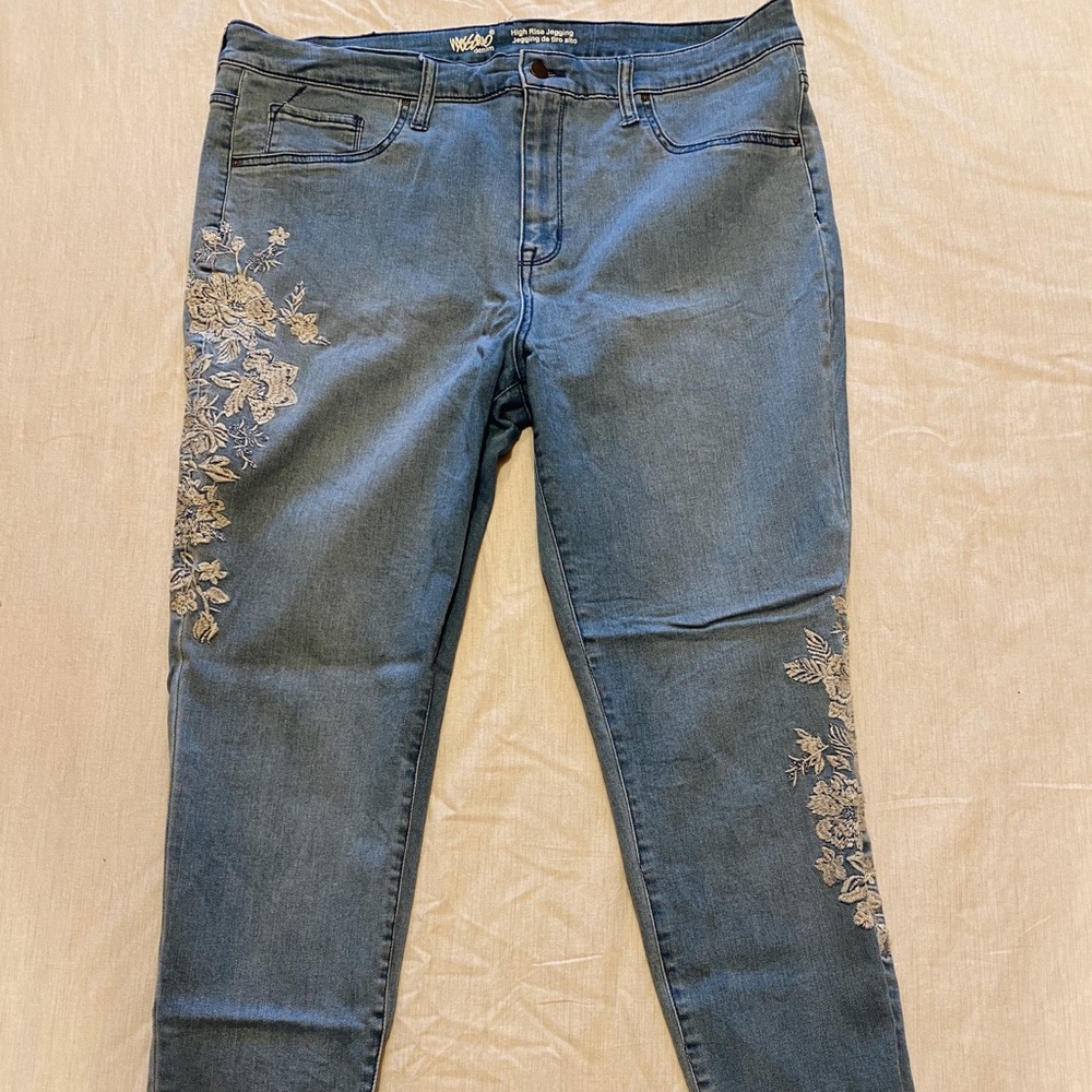 Embroidered Floral Jean - Picture 4 of 10